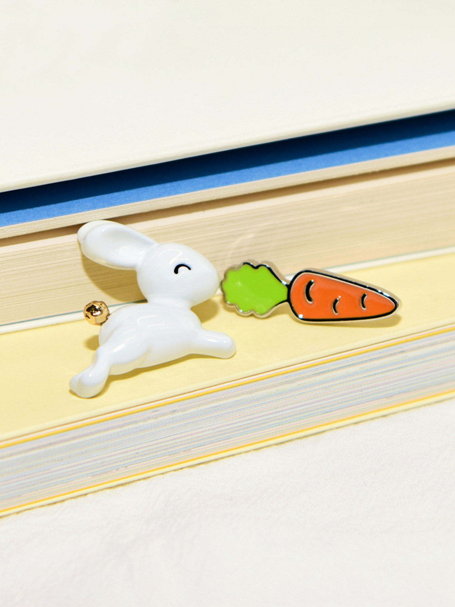 Pin badge - Bunny/Carrot